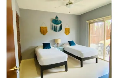 Poolside paradise condo + jacuzzi + parking + STRONG WiFi