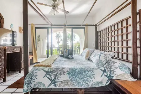 Beachfront 3b ground-level condo with stunning Caribbean Sea views in Playacar 1