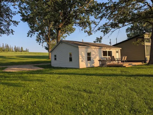 Cozy 3-bedroom cabin just steps from the lake!