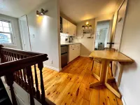King bed, Kitchenette, parking, central - upper level suite