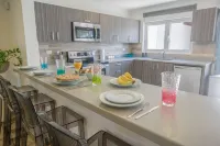 Villa Blue Heaven- 4BR-4BA-4BE, 2 min drive to BEACH!