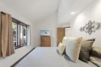 Cheerful 3-Bedroom Villa Sleeps 8 With Public Pool