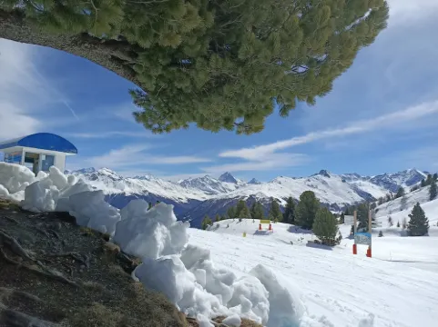 Ski in, ski out, from the bed onto the board..... Living right in the ski area at 2000m