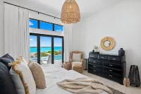 Ciesta Sands- Beachfront Luxury, Top Beach, 4 Bedrooms w Private Bath, Pool Hotels in Moore Hill