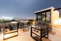 Cozy studio apartment near beach with roof top pool, AC, WiFi
