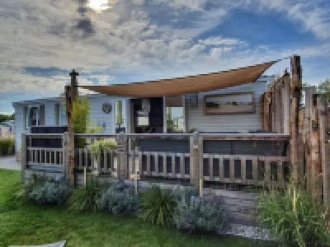 New! 4 persons vacation chalet on a family campsite in Oostkapelle. 오스트카펠 호텔