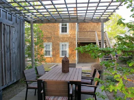 New-Charming 2BR Condo , Amazing Location - Steps To Town Отели рядом с достопримечательностью «Рейс Пойнт Бич»