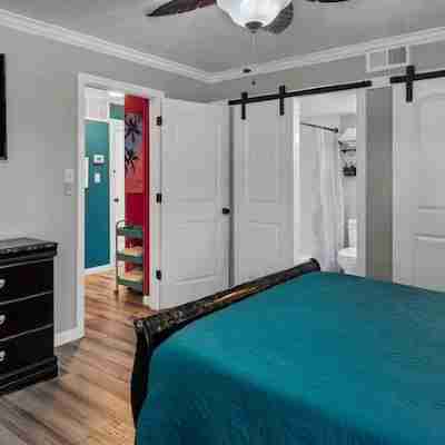 River Front Condo: Close to Downtown and Gruene! Rooms