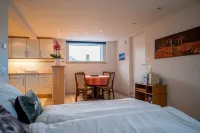 Studio mit Küche für 2 Personen 5-10 Min. zum See und 1 Min. zur Bushaltestelle Hotels near Town of Spiez