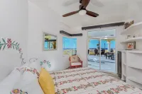 MODERN 5 Star Home in Las Conchas. IMPECCABLY CLEAN,  A+ views. PRIVATE