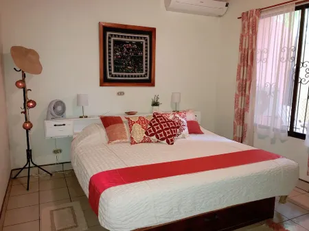 Charming I bedroom with kitchen apartment 2 blocks from the beach.