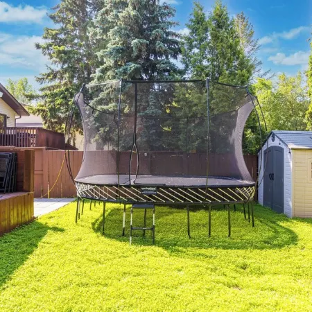 Gather in Saskatoon - Hot Tub 85" TV, Deck, Bbq, Trampoline, Games Room, 5Bdrm