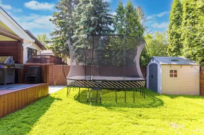 Gather in Saskatoon - Hot Tub 85" TV, Deck, Bbq, Trampoline, Games Room, 5Bdrm Hotels in 