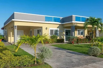 Beachfront 4 Bedroom Luxury Villa with Pool, Chef, Butler โรงแรมใน