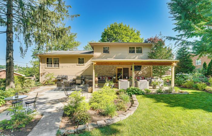 3 Mi to Lake Redman: Home w/ Furnished Pergola!