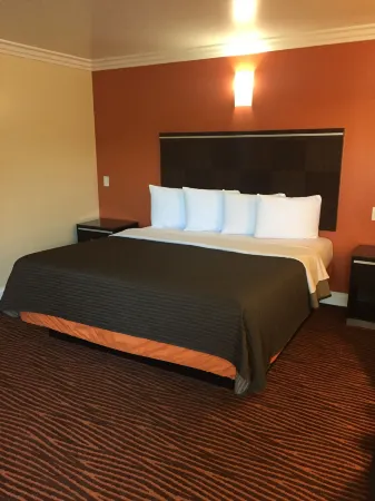 Convention Center Inn & Suites Отели рядом с достопримечательностью «Хэппи Холлоу парк и зоопарк»