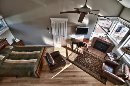 Birds of a Feather Victoria Oceanfront Studio Suites Отели рядом с достопримечательностью «Парк штата Голдстрим»