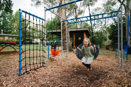 Alpine Riverside Cottages Отели рядом с достопримечательностью «Bright Riverside Adventure Playground»