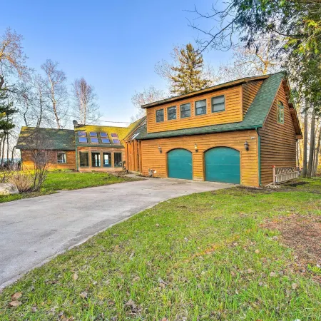 Lakefront Applegate Retreat w/ Private Beach!