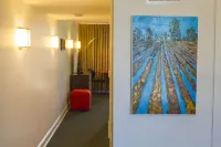 Mother Earth Motor Lodge - parking
