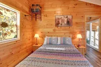 Bring a Pet: Peaceful Frenchburg Cabin on 1 Acre Hotel di Menifee County