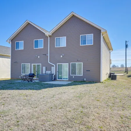 Stay & Play: Spacious Concord Townhome Near Uptown