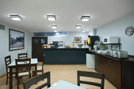 Hostal T4 Отели рядом с достопримечательностью «Puesta De Sol Paracuellos-Torres Madrid»