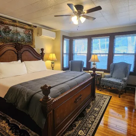 Vine Cottage Inn Hotels in Bath County