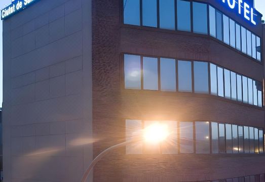 호텔 시우타트 데 산트 아드리아 외관