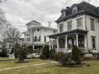 1 Br Private Victorian Apt in Convenient City Location on 5 Acre, Sleeps 4 Hotels in Crown Heights