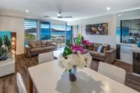 Poinciana Lodges - Ocean Views - parking