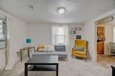 Milwaukee 1BR Bungalow with free parking Отели рядом с достопримечательностью «UWM English as a Second Language Program»