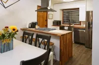 Cozy 3 Bedroom King Suite 7 min to Downtown CdA! 쿠티나이 카운티 호텔