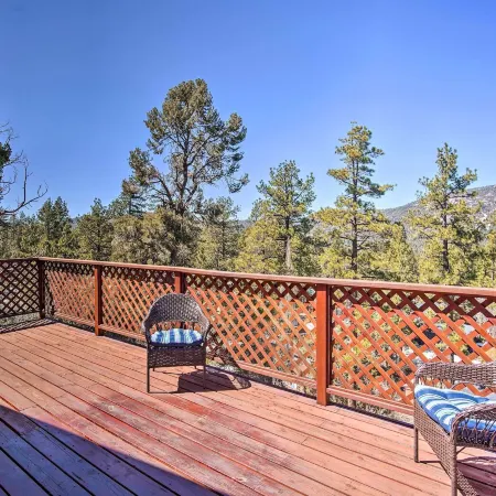 5 Mi to Snow Summit: Cabin w/ Deck & Fireplace