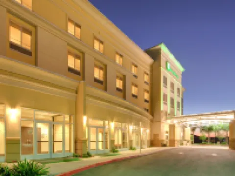 Holiday Inn & Suites BAKERSFIELD by IHG โรงแรมในเบเกอร์สฟีลด์