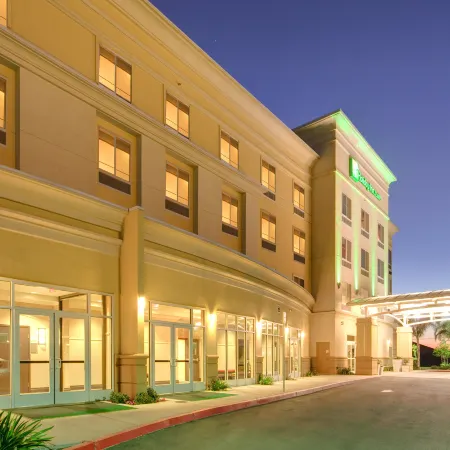 Holiday Inn & Suites BAKERSFIELD by IHG