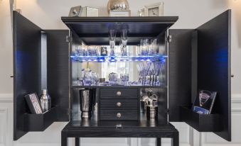 Marks at the Manor Luxury Riverside Apartments - Sleeps up to 4, with Parking and Sky TV