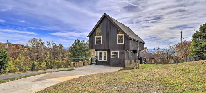 Deck & Mtn Views: 'Fain Chalet' in Kingsport Hotels in Sullivan County