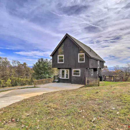 Deck & Mtn Views: 'Fain Chalet' in Kingsport