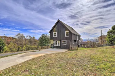 Updated Kingsport Home w/ Deck + Mtn Views! Hotel dekat The Kingsport Greenbelt