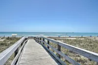 Calm Coastal Haven w/ 2 Balconies Near Beach - Parkplatz