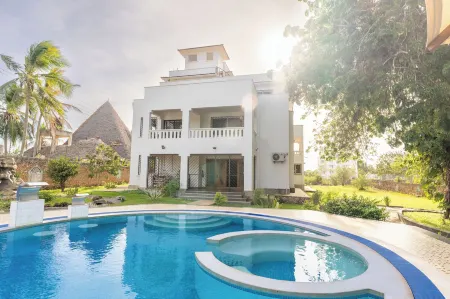 Queens Chateau Boutique Villa Отели в г. Galu