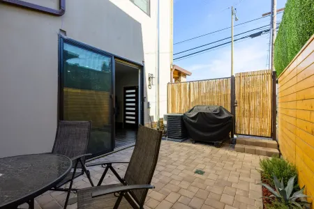 Downtown SJ, Near Airport w/Bathroom in Every Bedroom Отели рядом с достопримечательностью «Хэппи Холлоу парк и зоопарк»