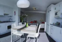 2Stay - A2 Local Accommodation with swimming pool