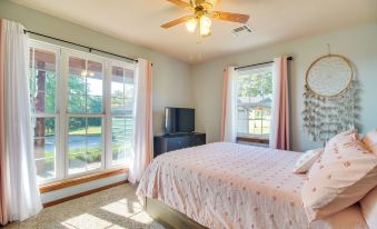 Incredible Log Home: 1 Mile from Lake Tenkiller