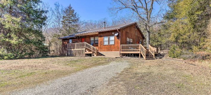 Walk to White River: Home w/ Deck in Flippin! Hotels in Marion County