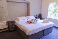 Potbank Hoteles cerca de The Excel Academy