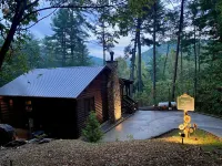 Peaceful Mountain Escape with Hot Tub, Fire Pit, Year-Round Views, Stream Sounds