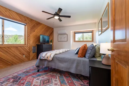 Cozy Cabin w/ Hot tub near amazing fishing lake!