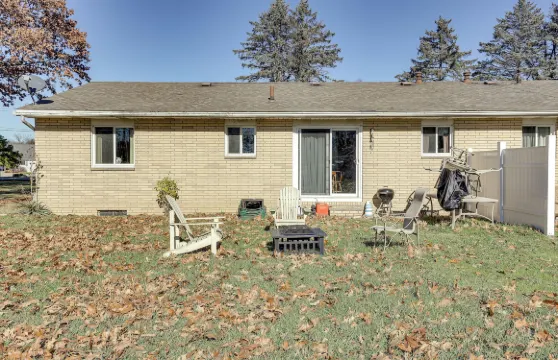 適合家庭的住宅 w/ 火坑 ~ 10 英里到阿克倫！